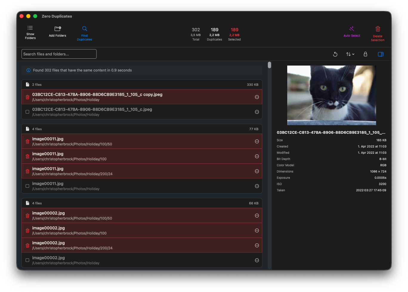 MacBook Pro displaying Zero Duplicates with duplicate files marked in red after Auto Select